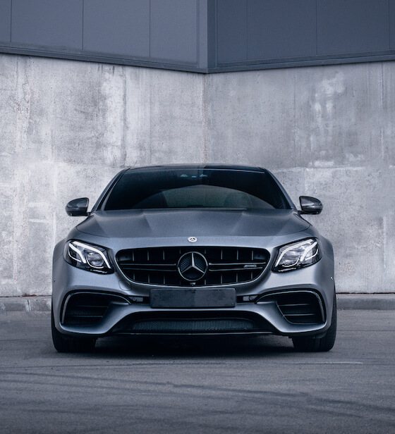 Photographie d'une Mercedes-AMG E63S vue de l'avant